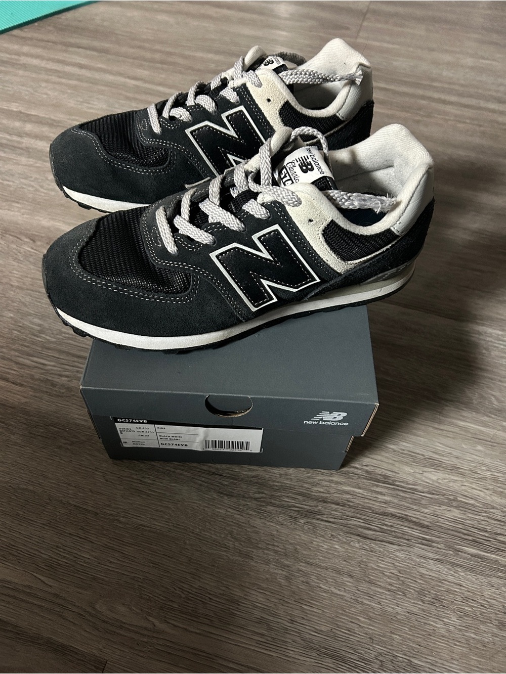 Women’s 6 New Balance 574